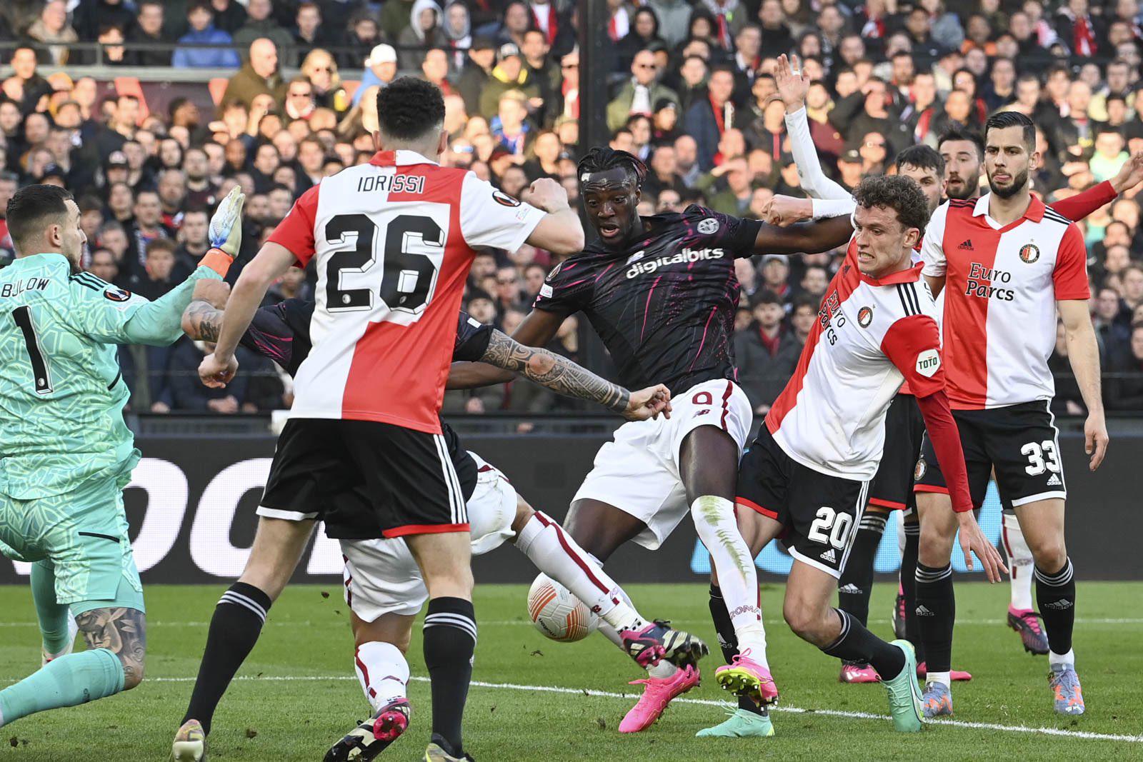 $!Santi Giménez y Feyenoord sacan ventaja mínima ante la Roma