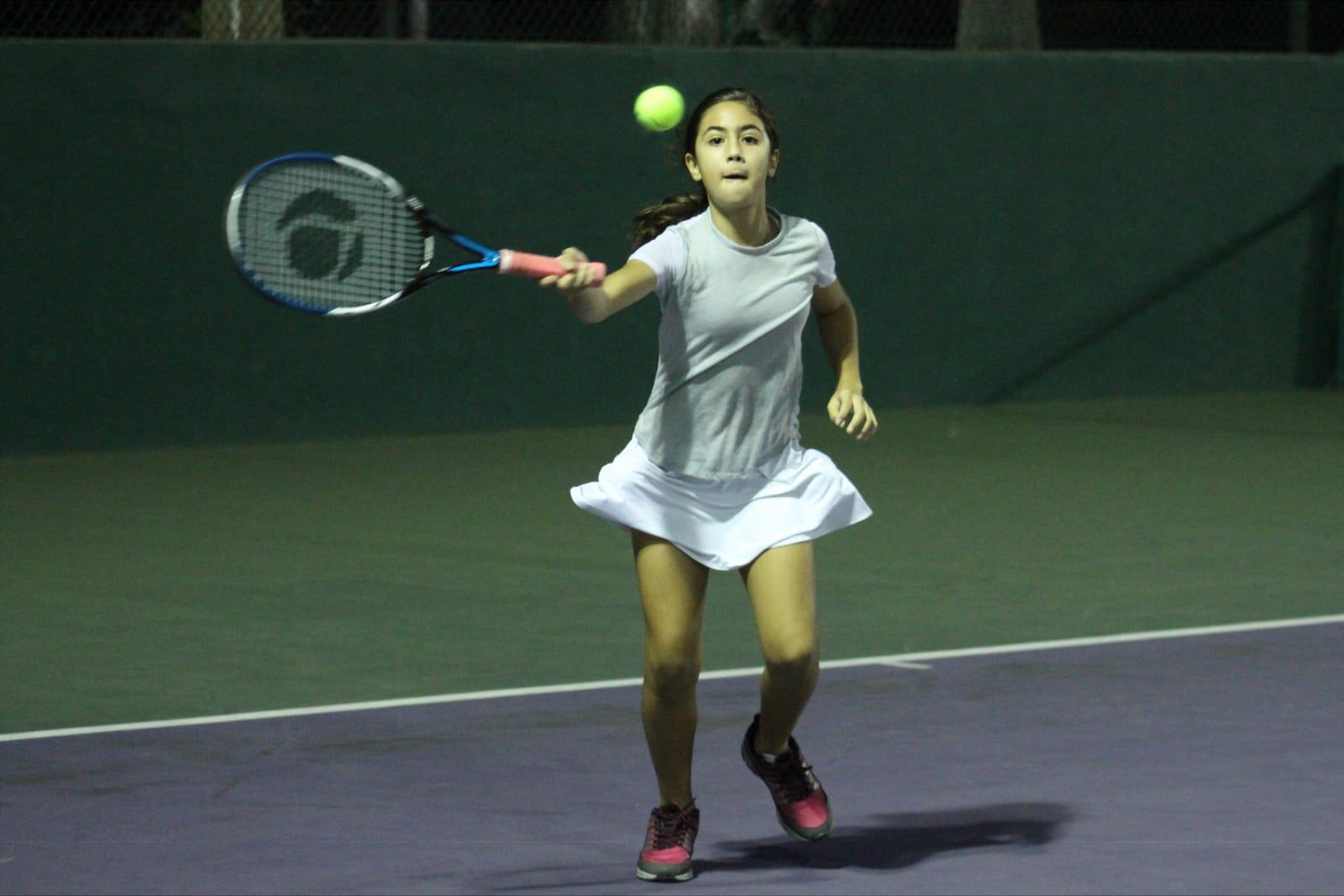 $!Ximena Ramos impone su saque en la Copa Carnaval Amstel Ultra