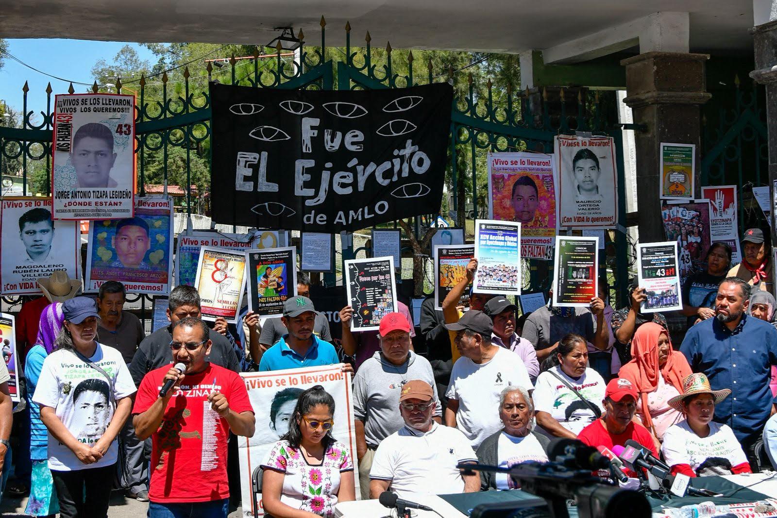 $!Vidulfo Rosales, al frente de un contingente de familiares de los normalistas desaparecidos, durante una rueda de prensa organizada en el Campo Militar Número 1 en 2023.