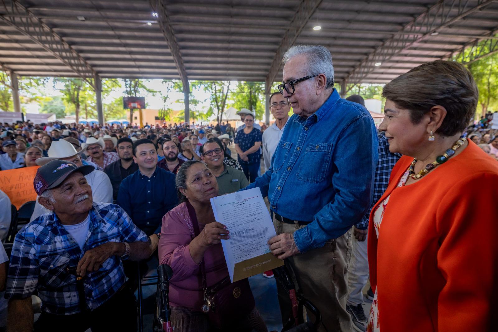 $!Más de 3 mil familias de Guasave reciben sus títulos de propiedad