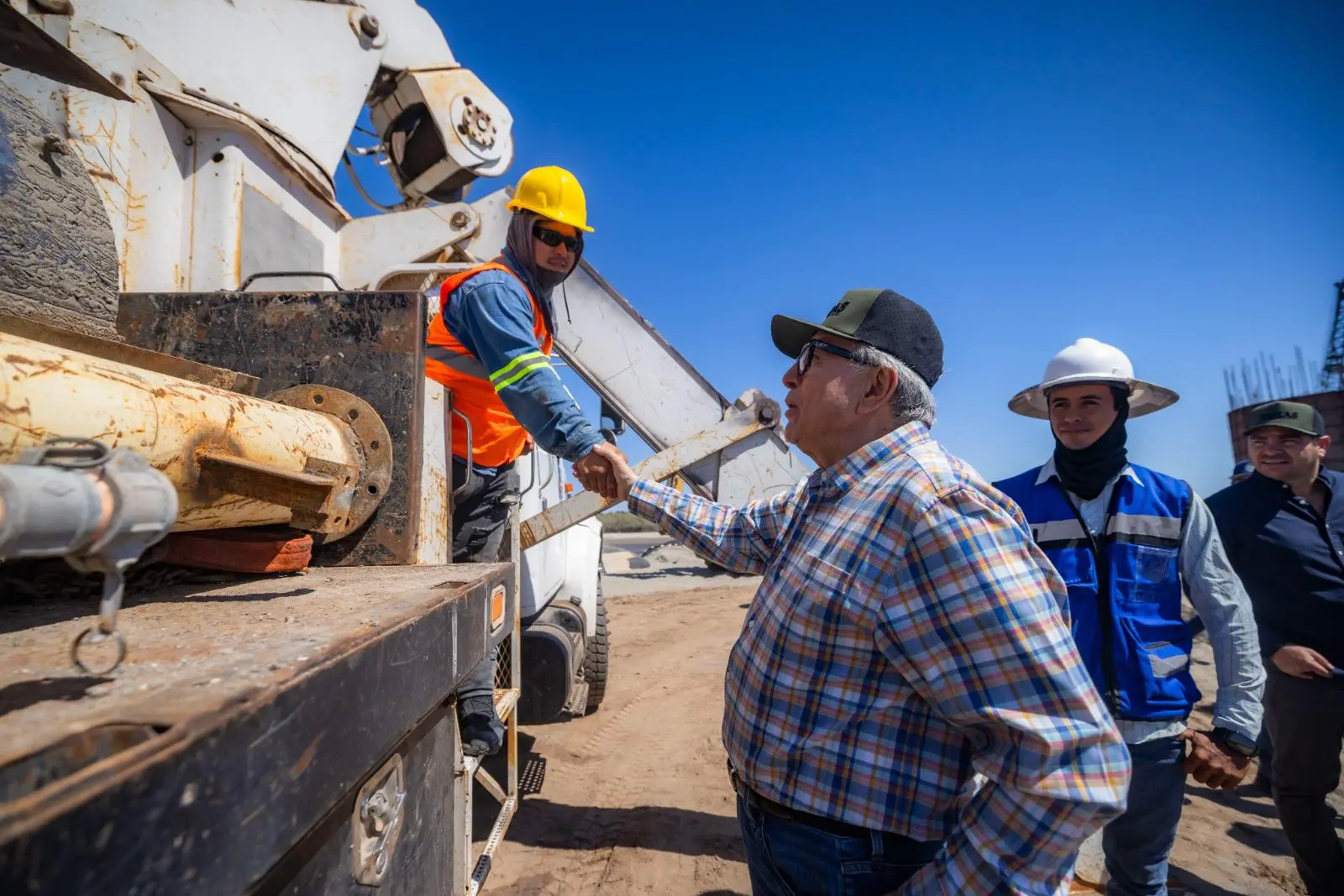 $!Supervisa Rocha Moya avance del puente Bellavista-Boca del Río-Las Glorias, en Guasave