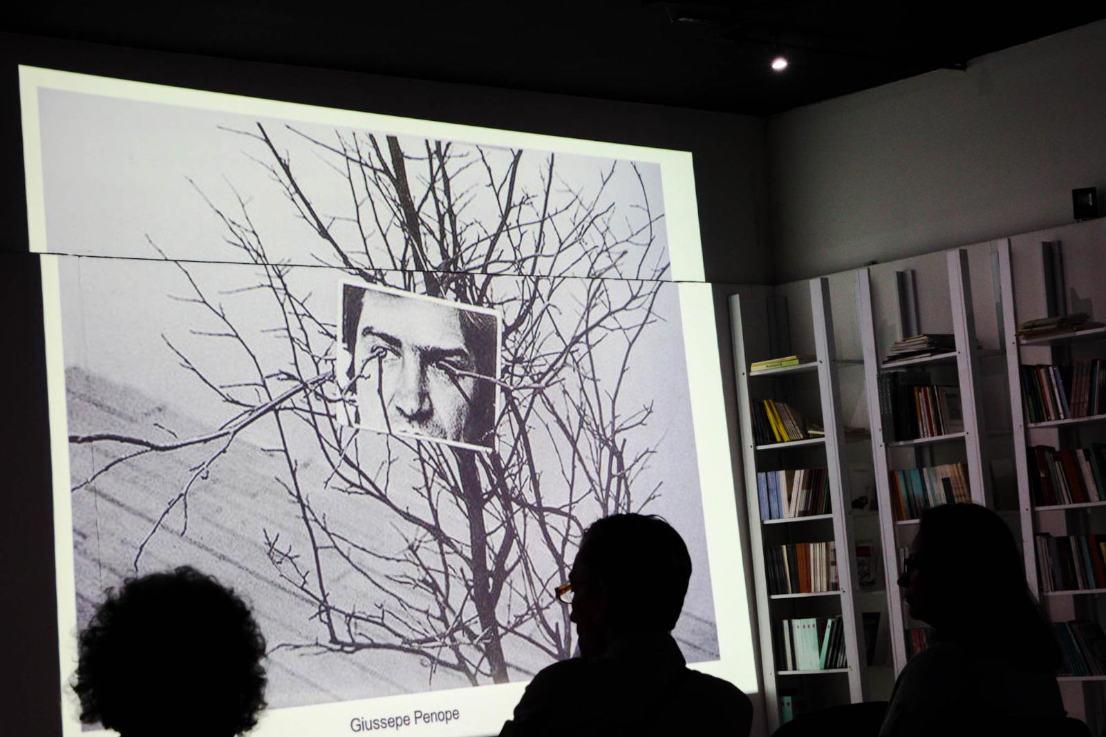 $!Durante la presentación, se proyectaron obras de artistas.