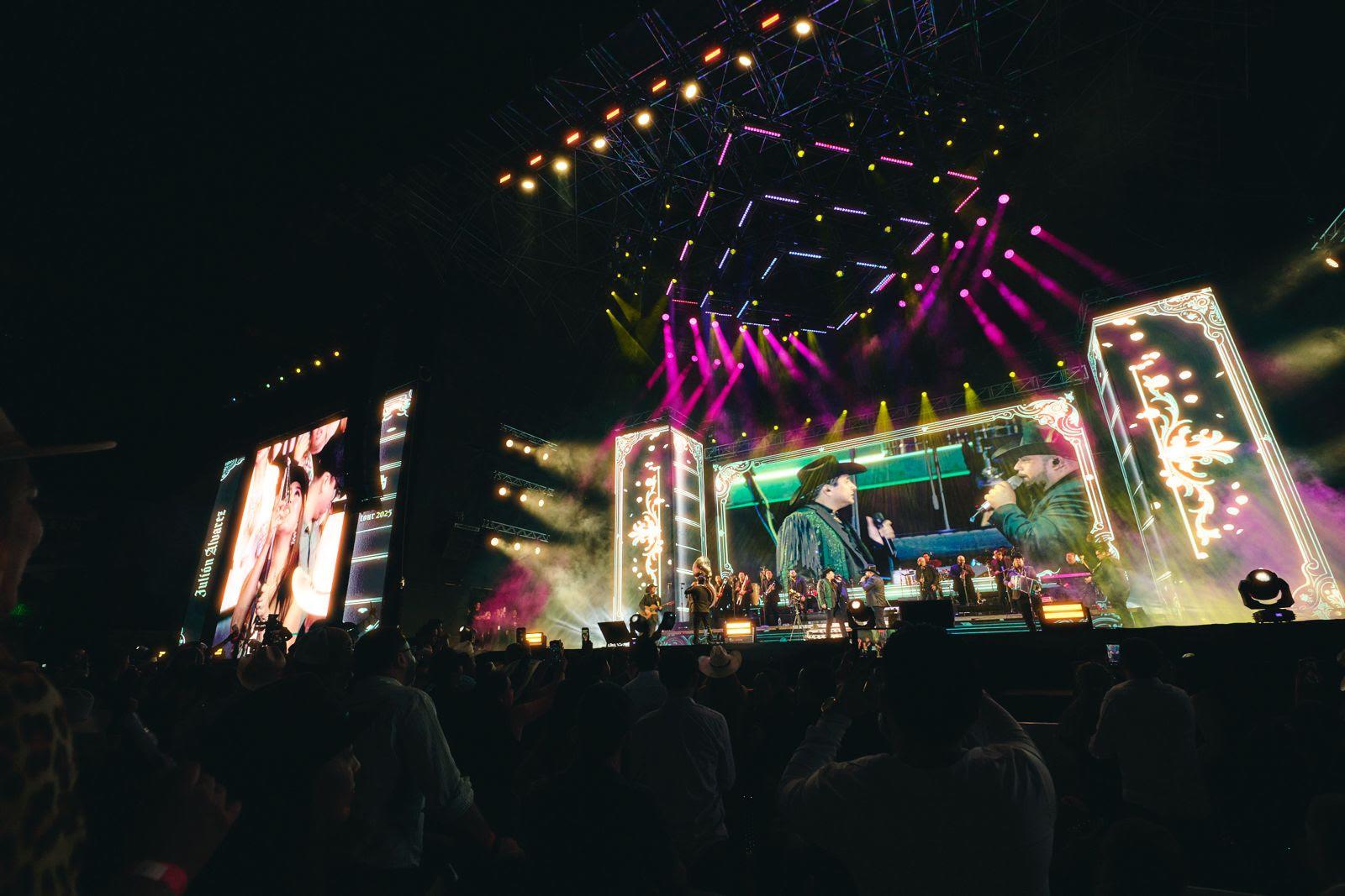 $!El artista chiapaneco se despide del público centroamericano tras una gira marcada por llenos totales.