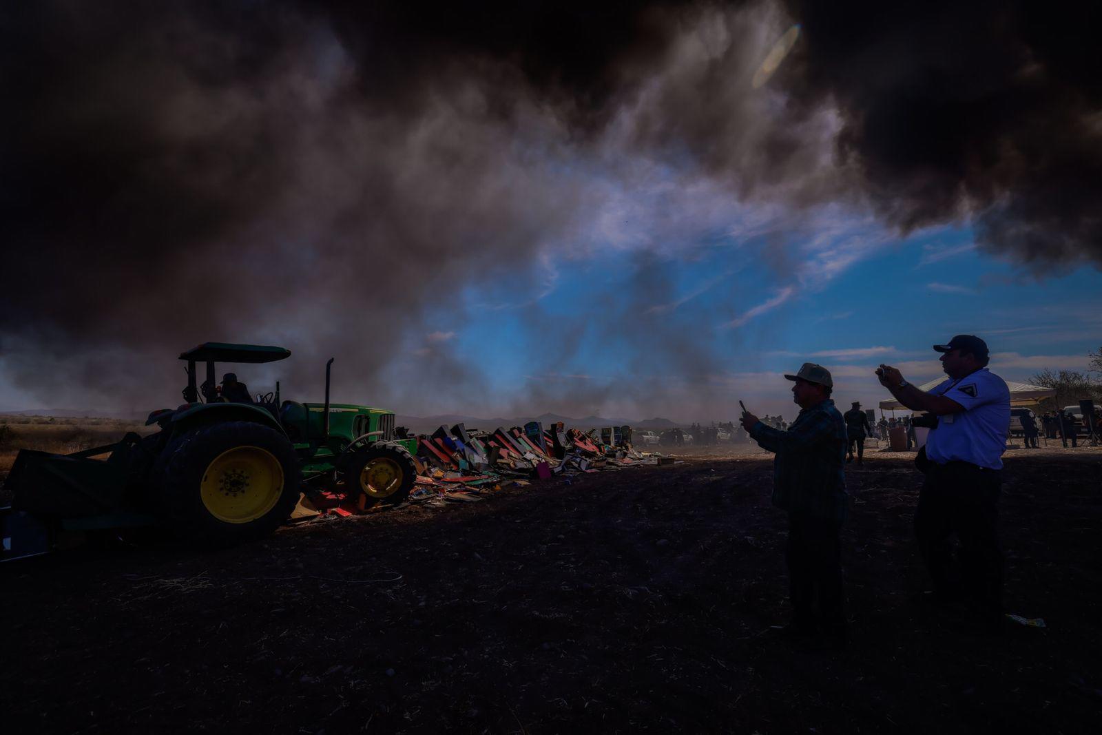 $!FGR incinera 2 toneladas de droga y objetos del delito; Gobernador de Sinaloa acude a la destrucción