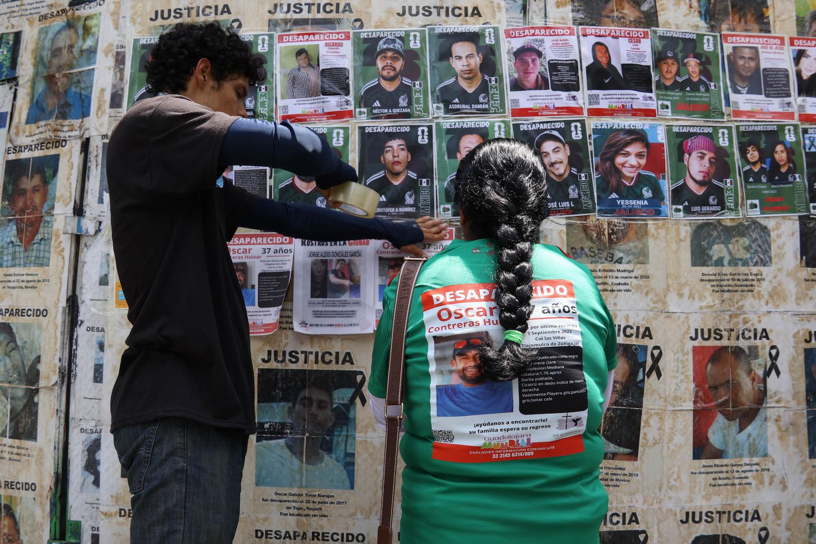 $!Colectivos de Jalisco pegan fichas de búsqueda en la Ciudad de México.