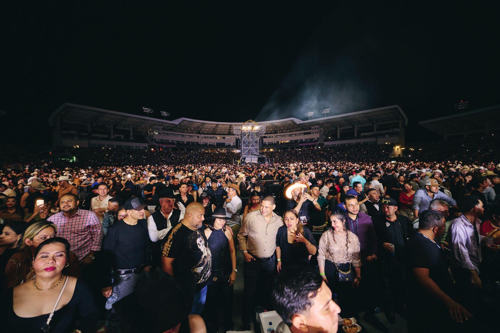 $!Multitudes corearon los éxitos de Julión en Centroamérica, reafirmando su fuerza dentro del regional mexicano.