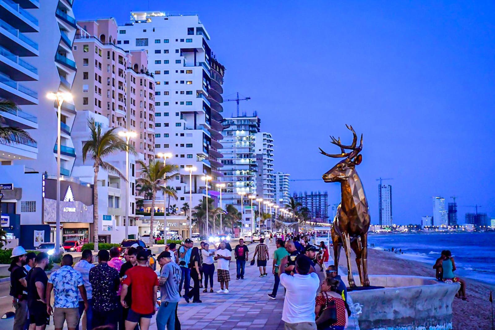 $!Luce el malecón de Mazatlán con una escultura gigante de un venado