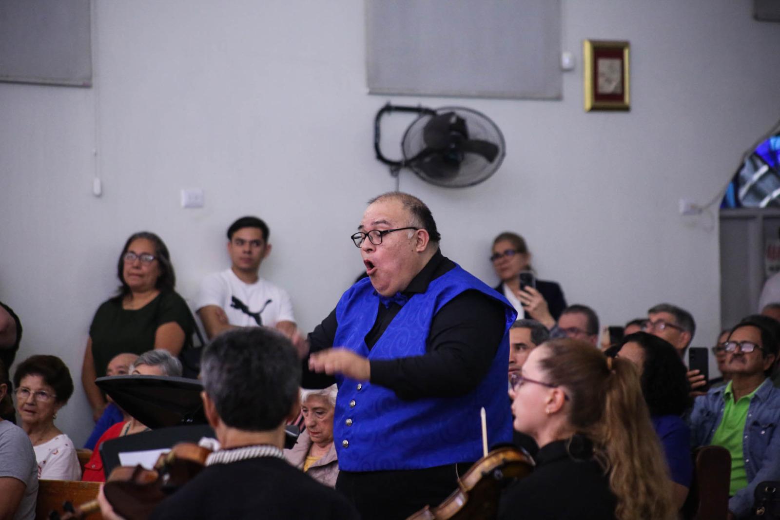 $!Marco Antonio Rodríguez Badillo dirige el Coro de Ópera de Sinaloa.
