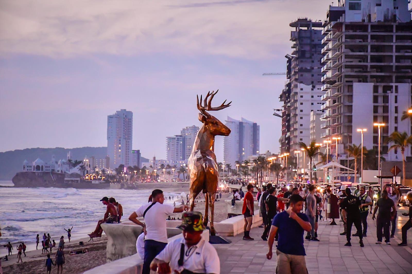 $!Luce el malecón de Mazatlán con una escultura gigante de un venado