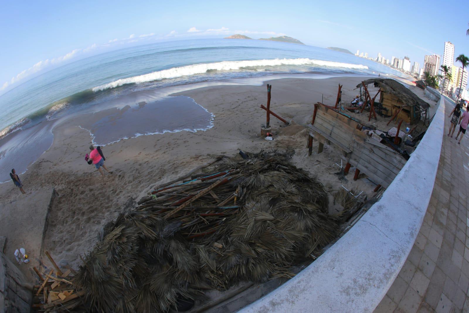 $!Apresuran reapertura de palapas a la orilla de la playa en Mazatlán
