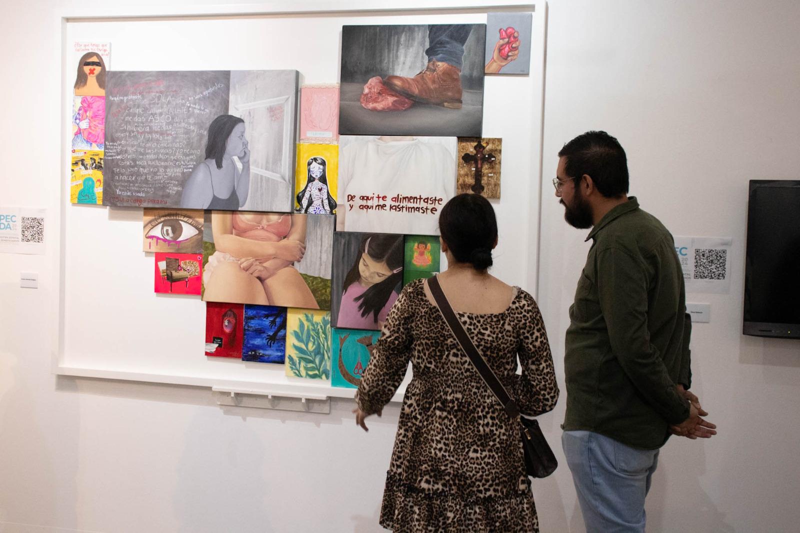 $!El público aprecia los trabajos expuestos.