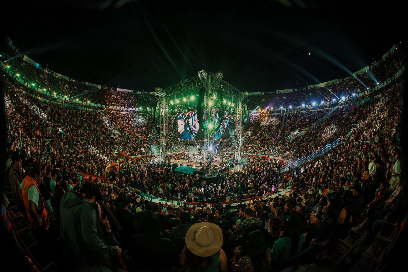 $!El escenario 360 grados permitió a Banda MS mantener una conexión cercana con sus seguidores.