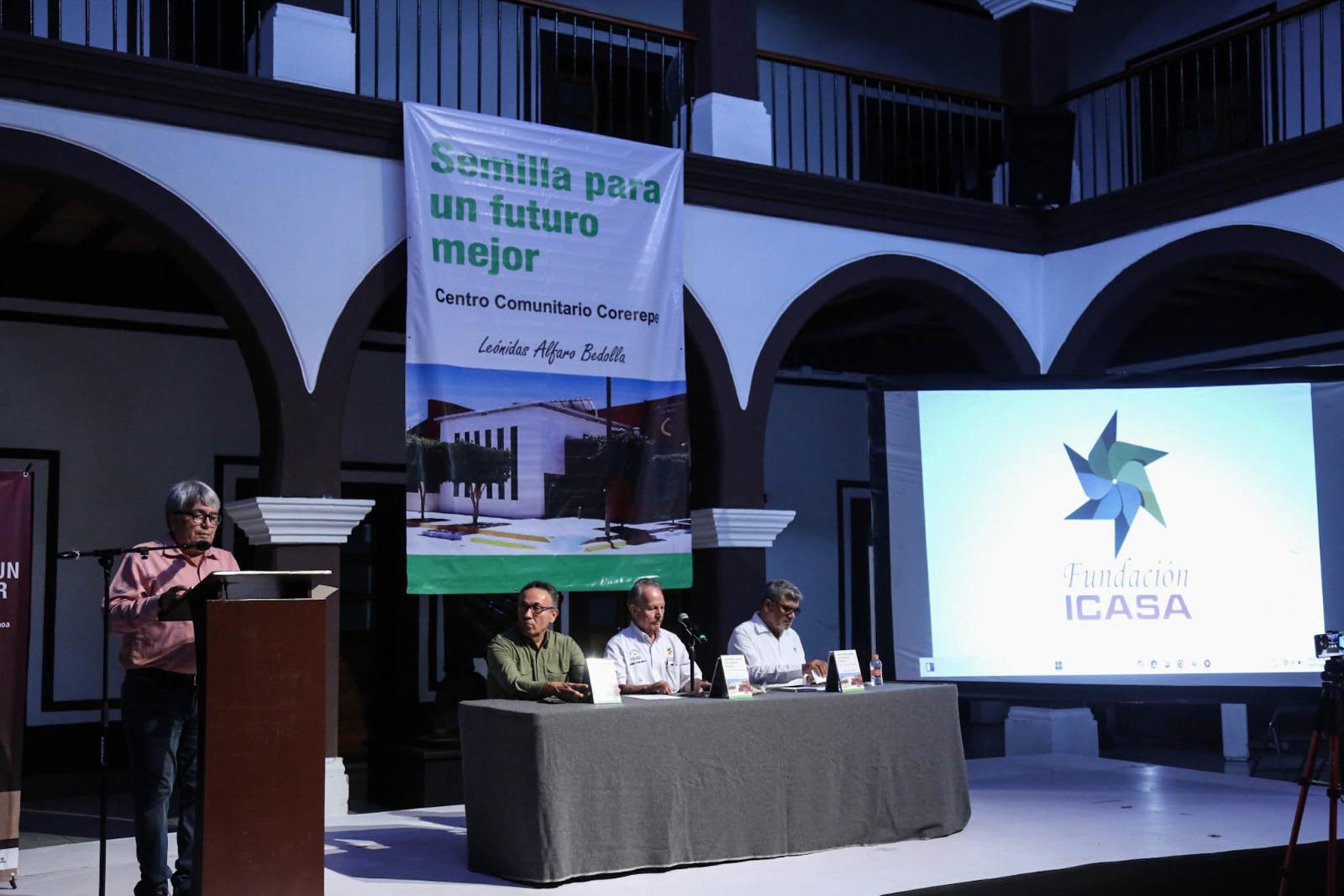 $!El autor estuvo acompañado en los comentarios por Juan Avilés Ochoa y Teodoso Navidad.