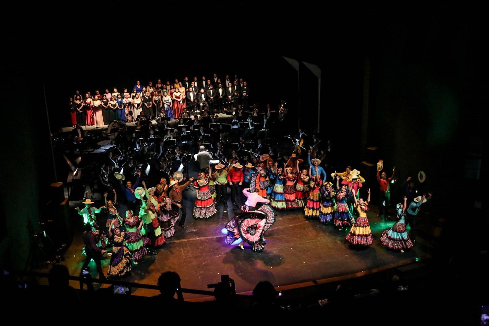 $!La Orquesta Sinfónica Sinaloa de las Artes abrió las actividades del programa de festejos por el 50 aniversario de la fundación del Isic.