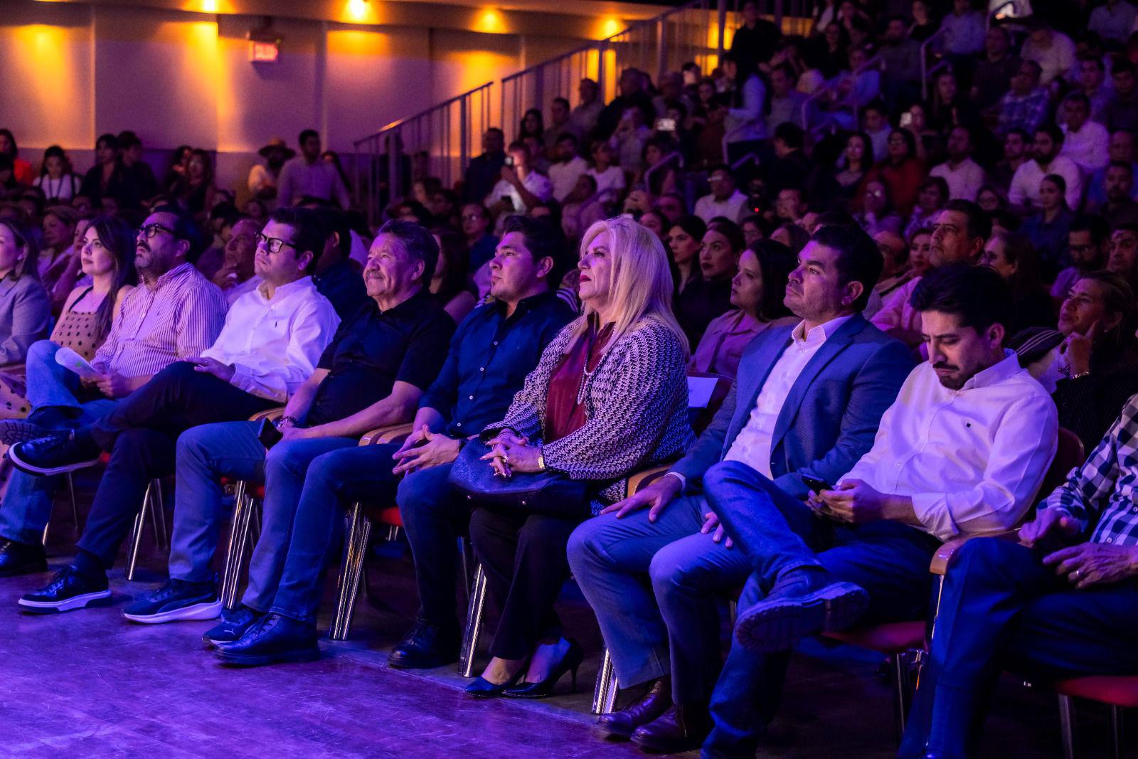 $!Rocha Moya presenta en la FIL Culiacán libro sobre el proceso legislativo de la reforma educativa