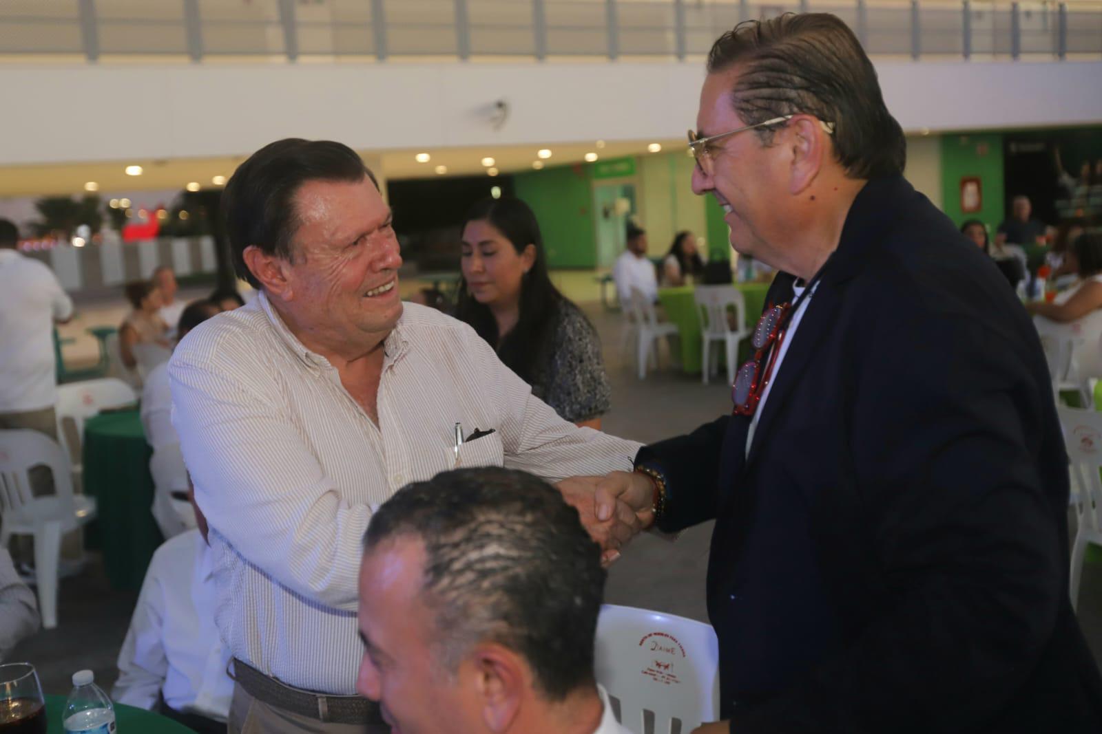 $!Amado Guzmán saluda a Óscar a su llegada.