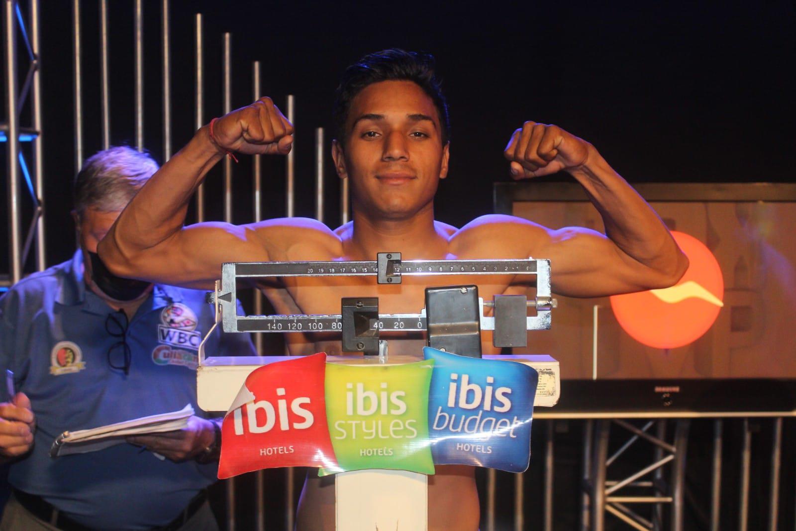 $!‘Balita’ López y Gerardo Martínez cumplen con la romana y ponen caliente su pelea de este viernes