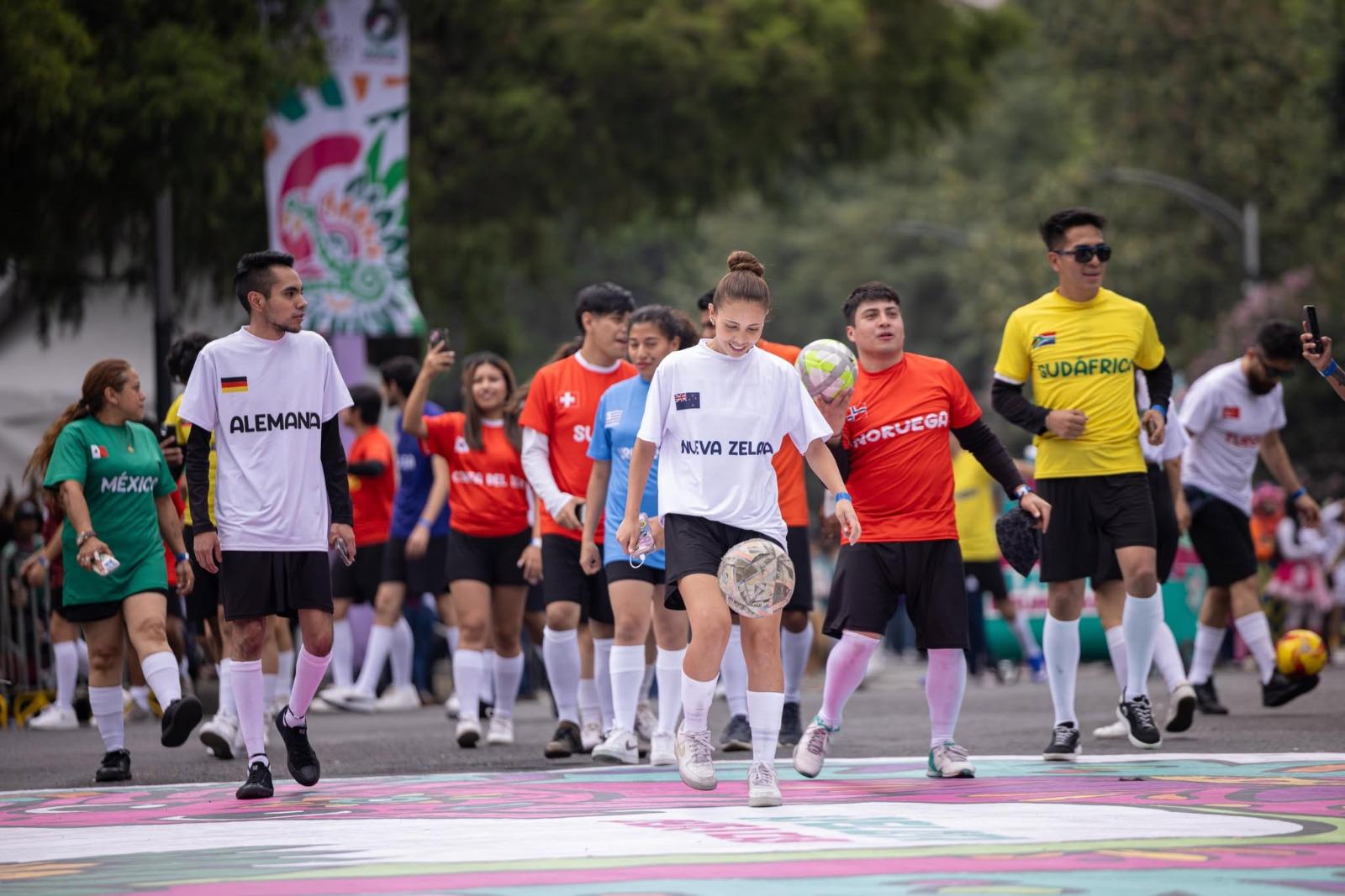 $!Entre danzas y carros alegóricos: turistas y aficionados ven el Desfile Mundialista sobre Paseo de la Reforma