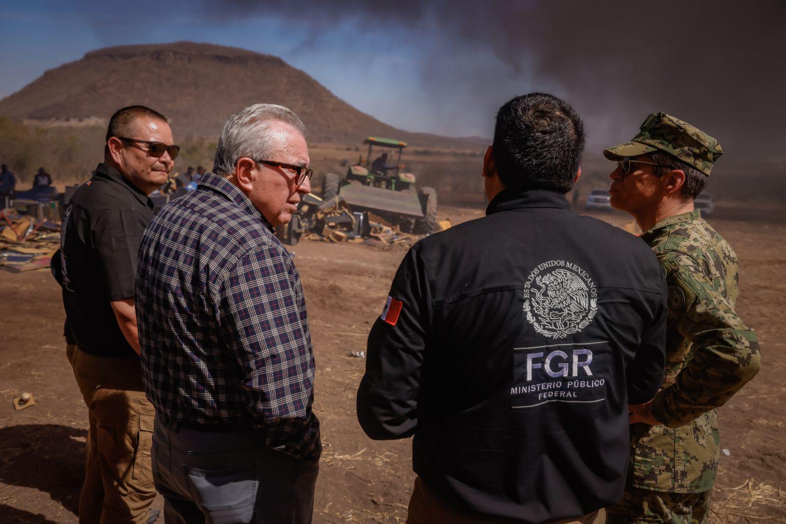 $!FGR incinera 2 toneladas de droga y objetos del delito; Gobernador de Sinaloa acude a la destrucción