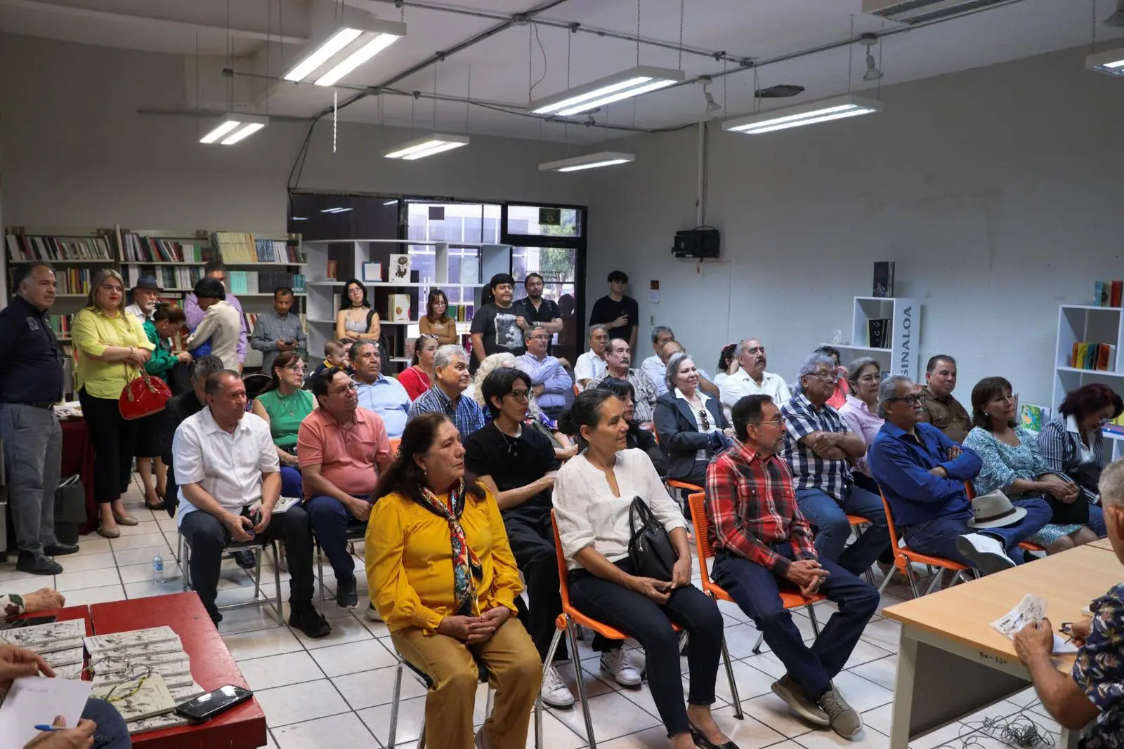 $!El público escuchó atento al escritor y los comentaristas.