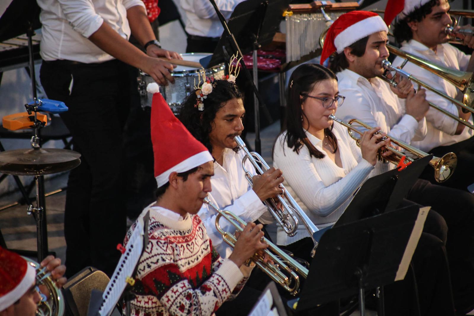 $!El concierto abrió con “El Espíritu de la Navidad” y villancicos europeos como “Lejos en un pesebre”, “El primer Noel” y “Venid todos los fieles”.
