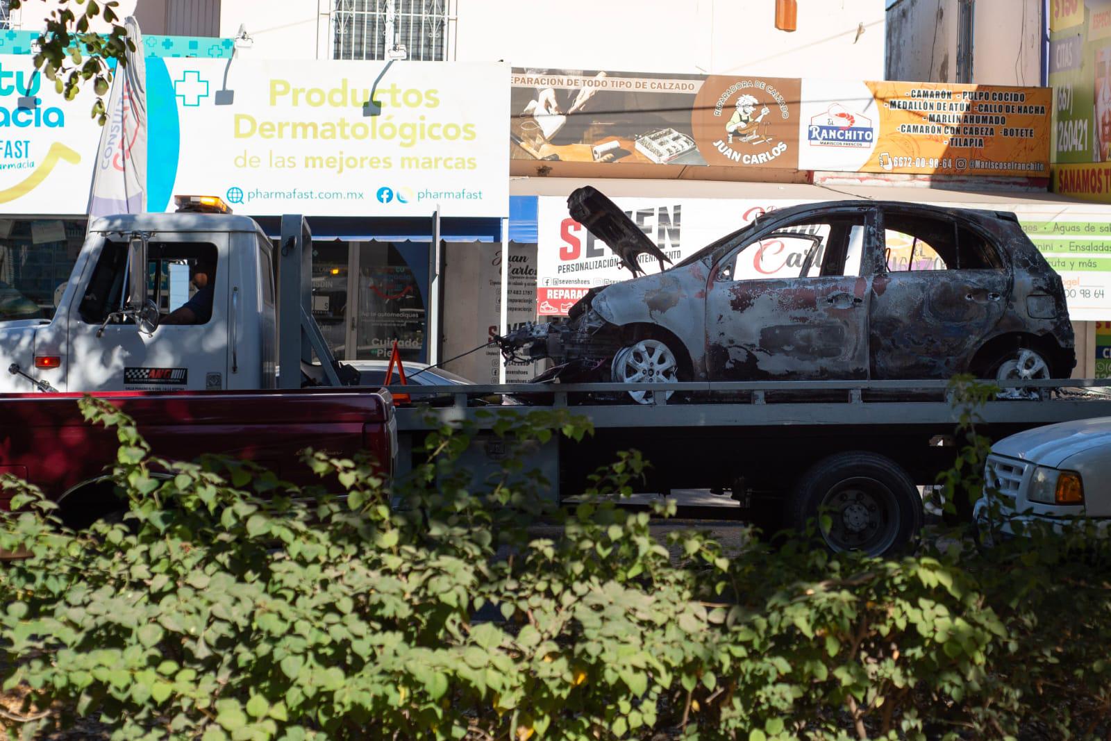 $!Varios vehículos quemados aún permanecen en las calles de Culiacán