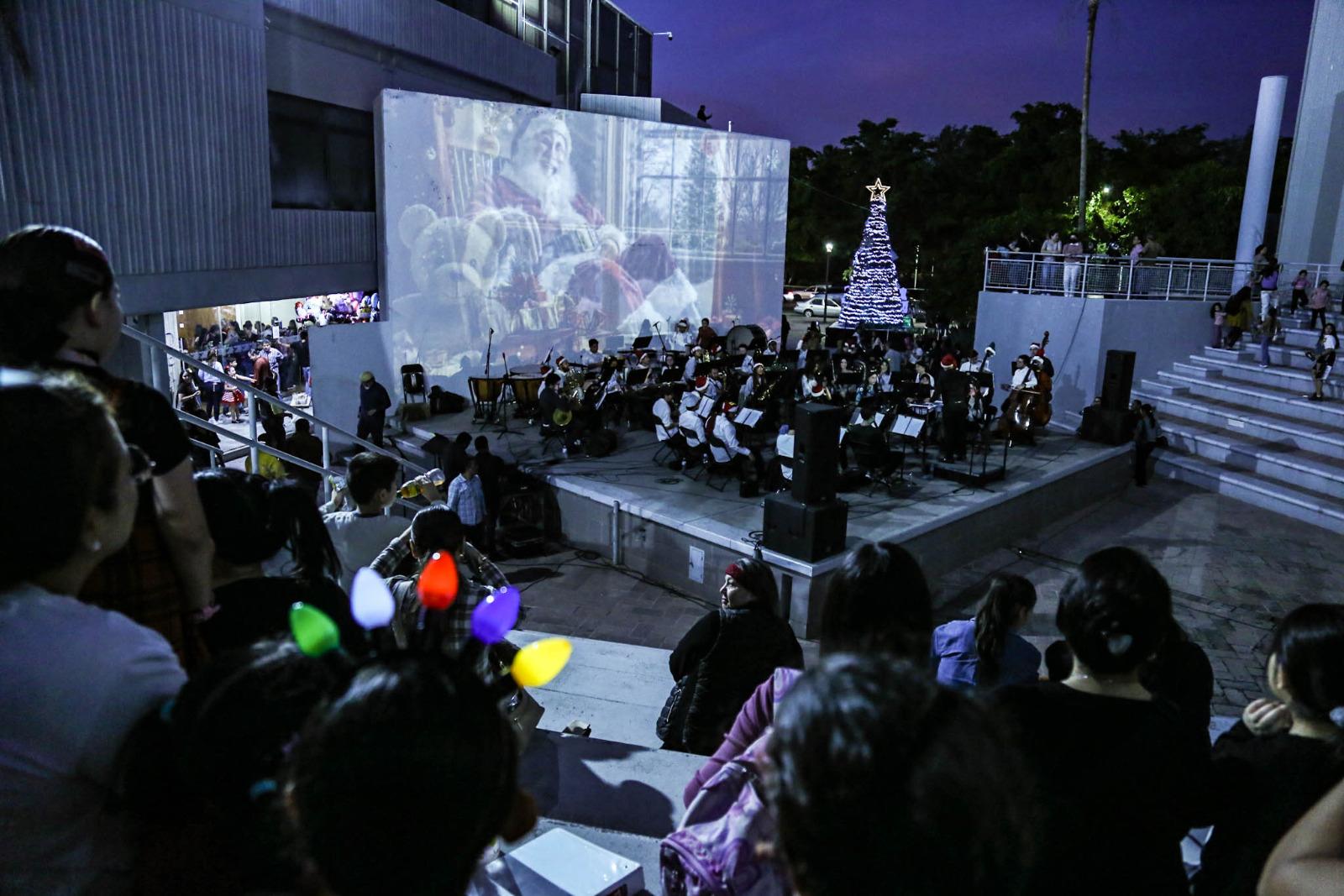 $!El festejo comenzó con la actuación de la Banda Sinfónica Juvenil del Estado, bajo la dirección del maestro Diego Rojas.