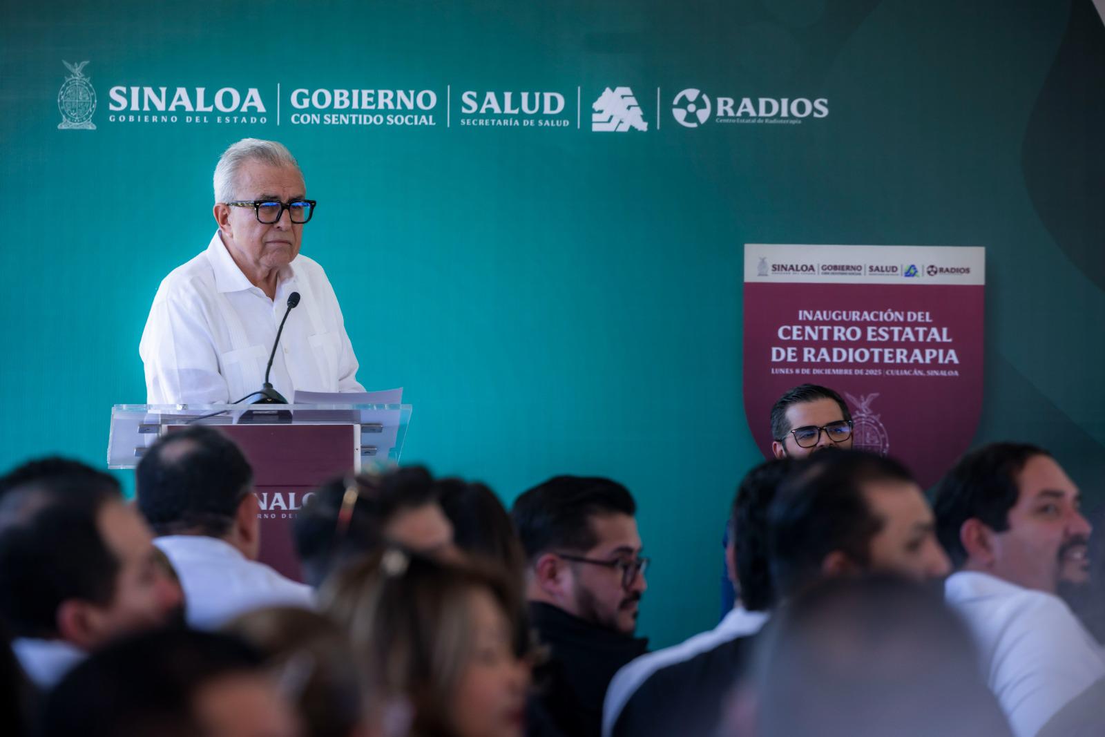 $!Rocha Moya inaugura en Culiacán el Centro Estatal de Radioterapia
