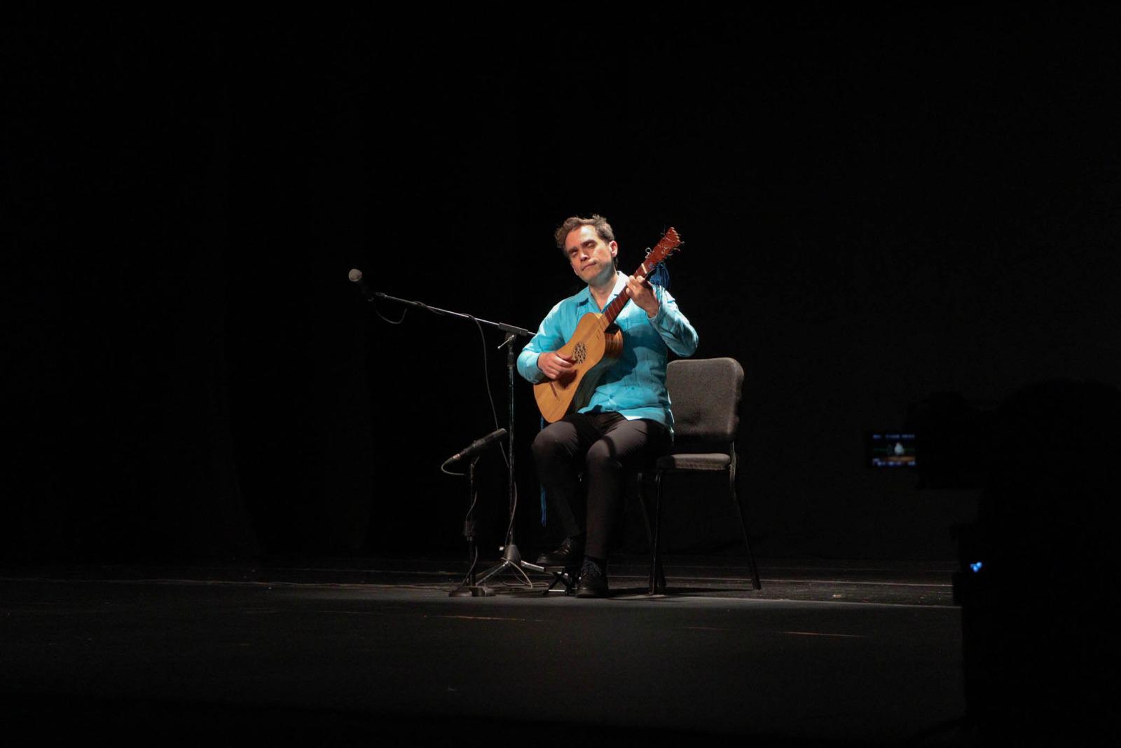 $!Kaminsky expresó su gratitud al volver a este recinto después de más de dos décadas de haber ganado el Concurso Internacional de Guitarra.