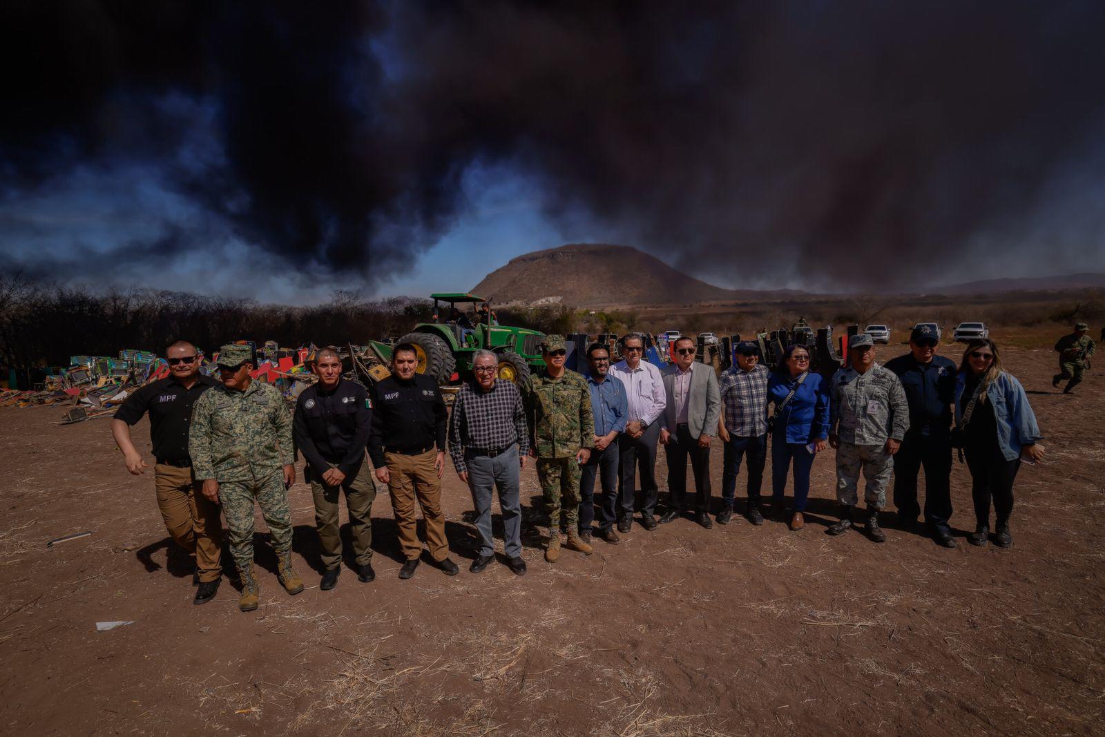 $!FGR incinera 2 toneladas de droga y objetos del delito; Gobernador de Sinaloa acude a la destrucción