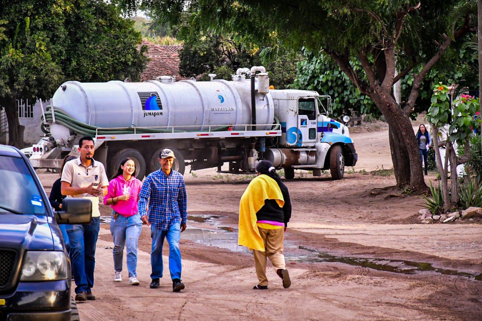 $!Promete Gobierno de Mazatlán cambiar alumbrado público y reconstruir barda de primaria en Puerta de Canoas