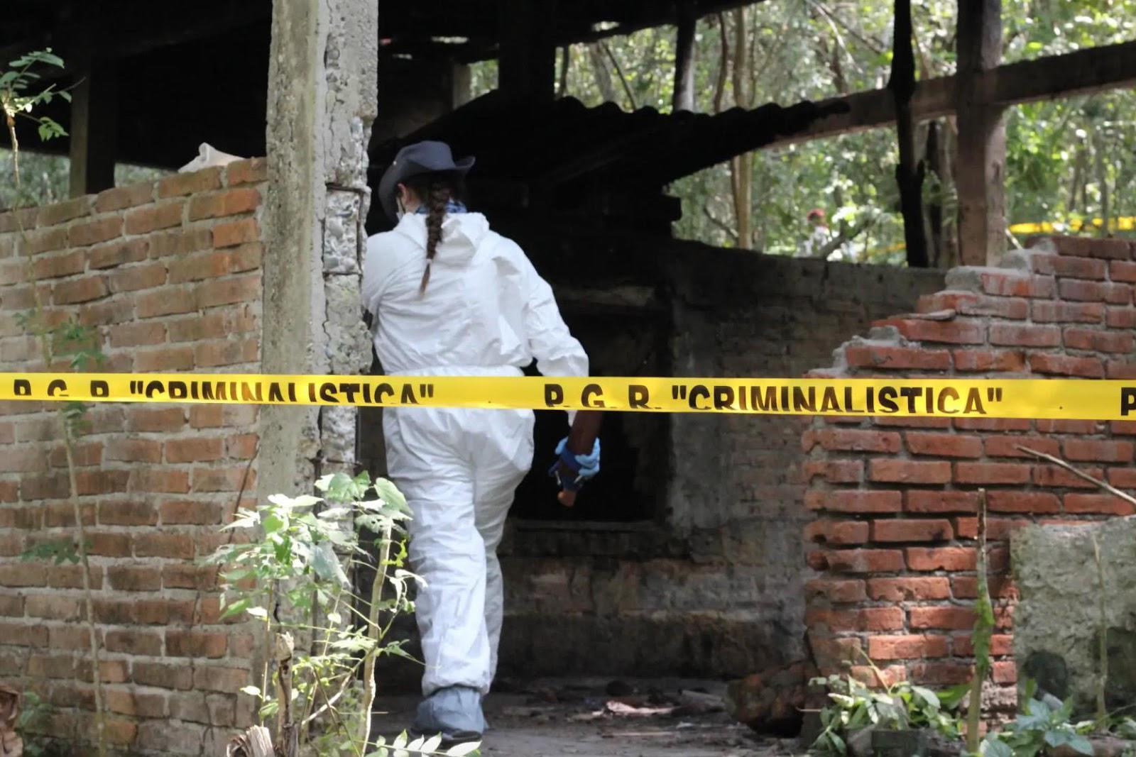 $!Huesos carbonizados y rastros de sangre fueron encontrados por la quinta Brigada Nacional de Búsqueda de Personas Desaparecidas en el rancho La Gallera, a 3 kilómetros de Poza Rica.