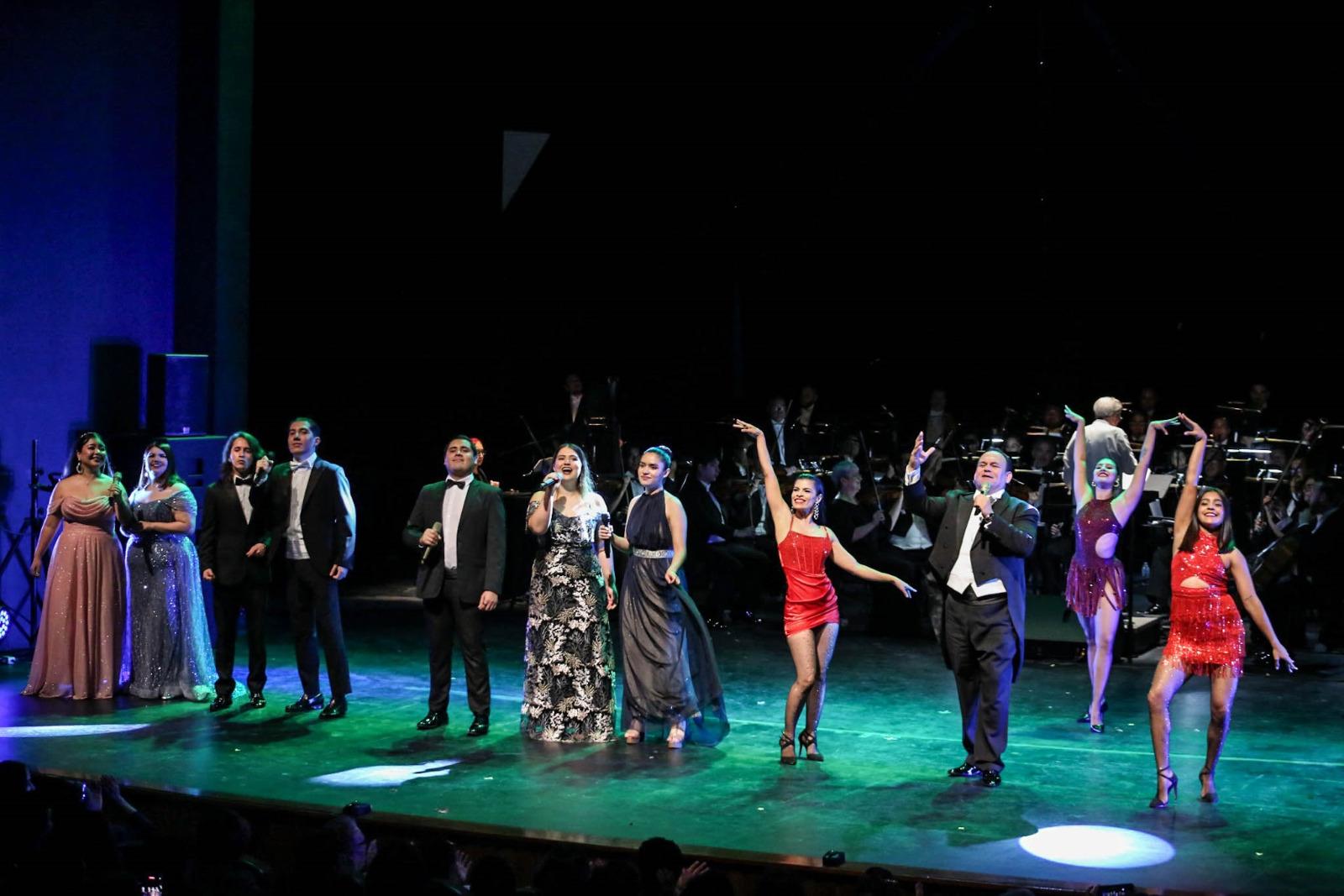 $!Solistas del Taller de Ópera de Sinaloa, el Coro de la Ópera de Sinaloa, Danza Joven de Sinaloa, la Compañía Folclórica Sinaloense, Teatro de Calle y el Ensamble Tradicional del Pacífico se sumaron.
