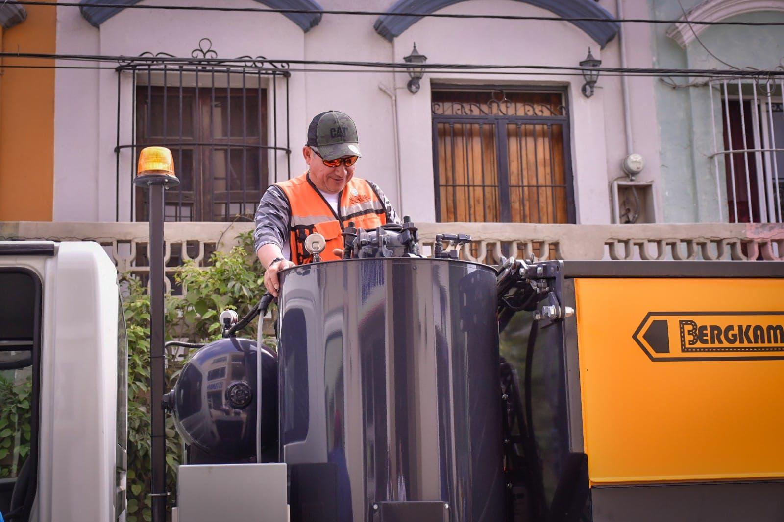 $!Empiezan a tapar los baches en Mazatlán con nueva maquinaria