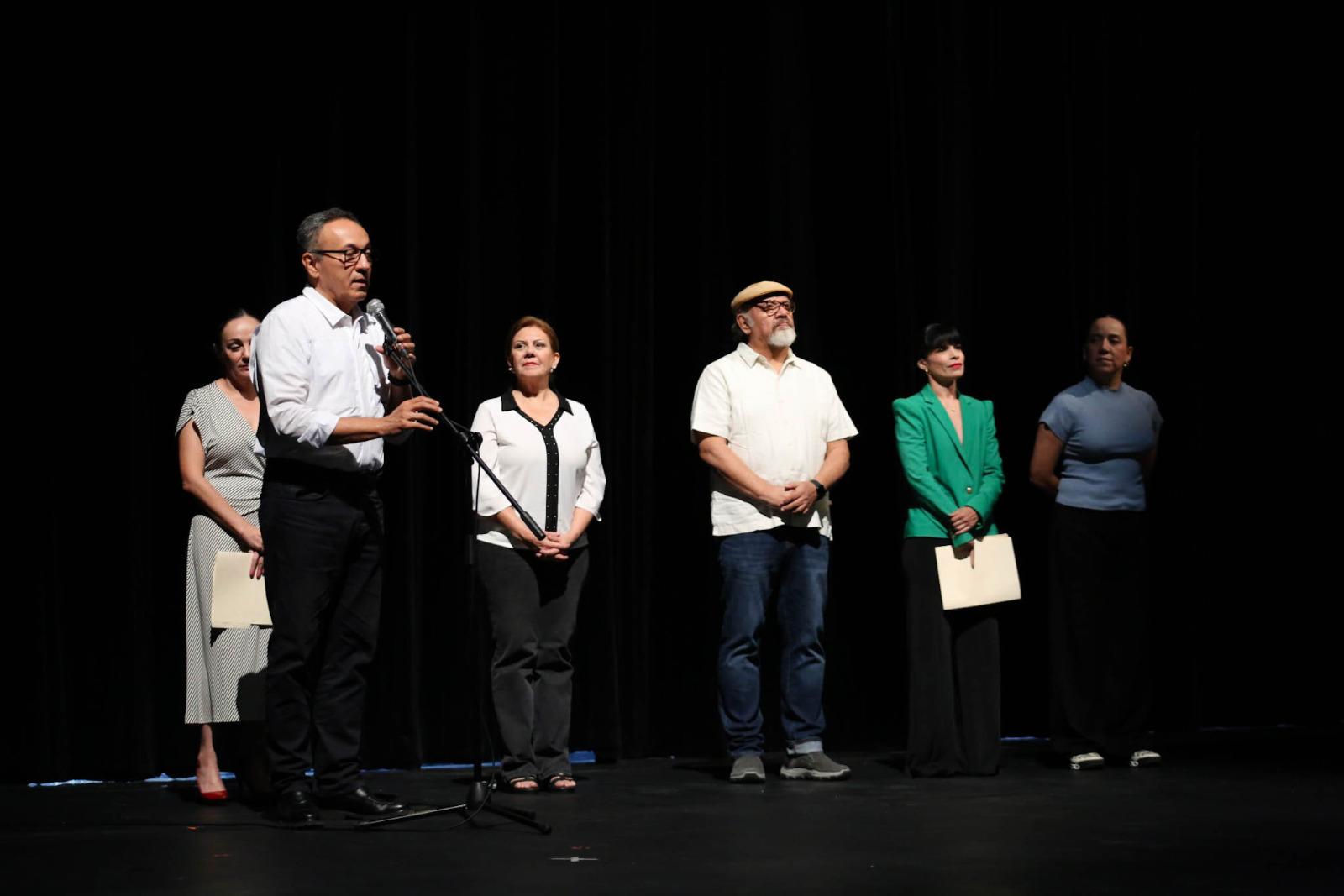 $!Juan Salvador Avilés, director del Isic, encabeza la inauguración del festival de danza.
