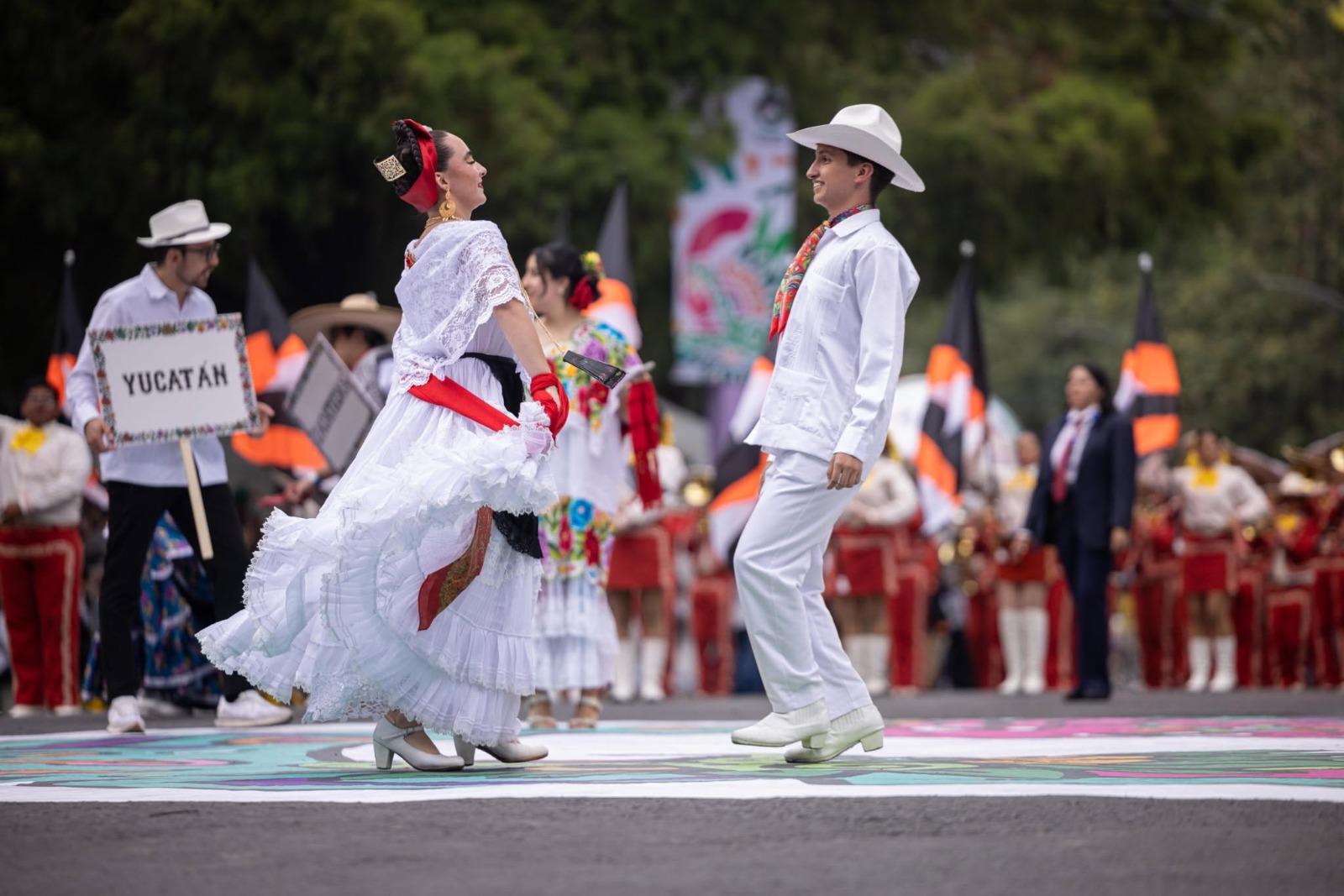 $!Entre danzas y carros alegóricos: turistas y aficionados ven el Desfile Mundialista sobre Paseo de la Reforma