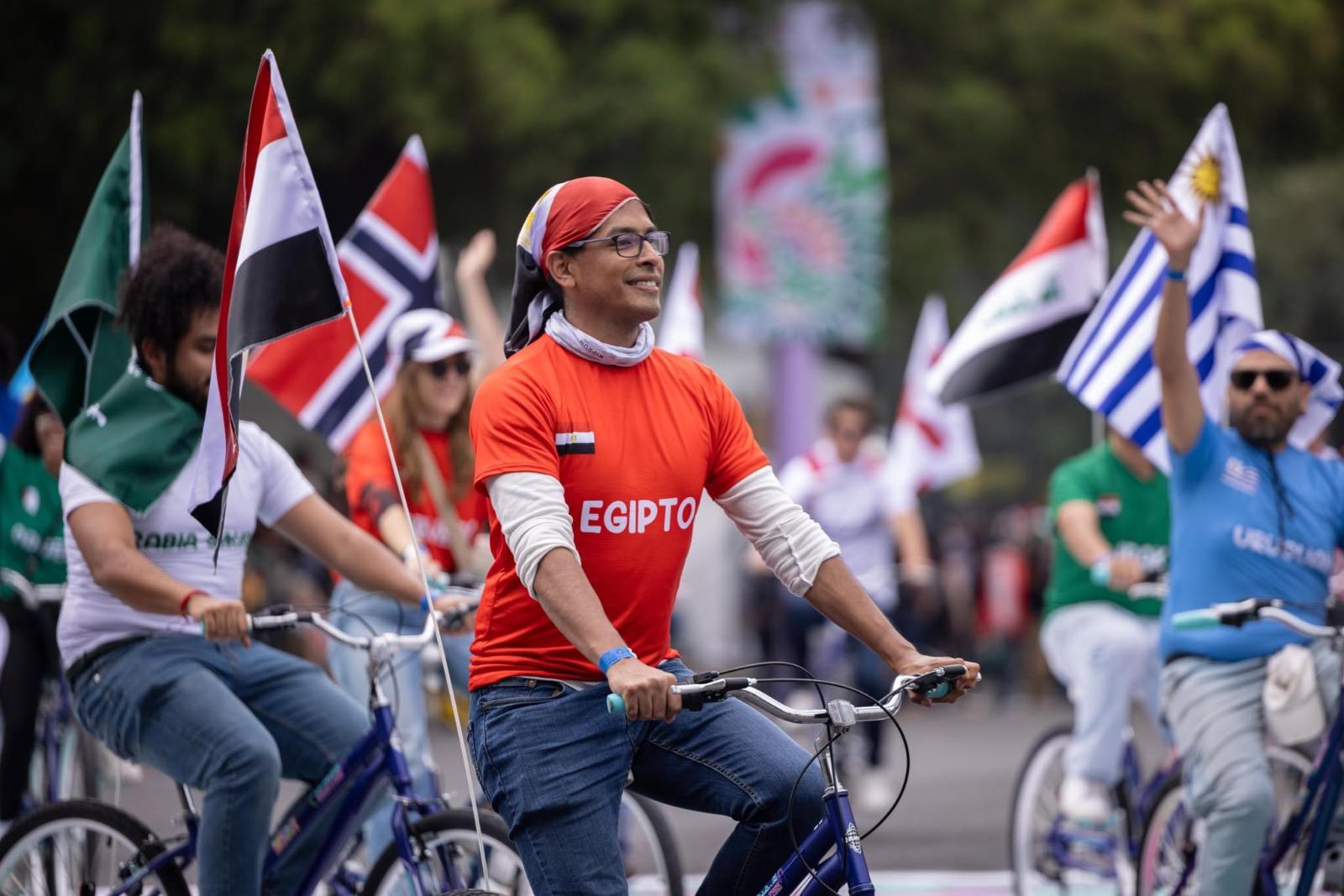 $!Entre danzas y carros alegóricos: turistas y aficionados ven el Desfile Mundialista sobre Paseo de la Reforma