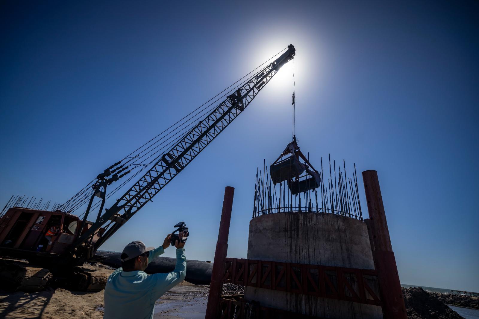 $!Supervisa Rocha Moya avance del puente Bellavista-Boca del Río-Las Glorias, en Guasave