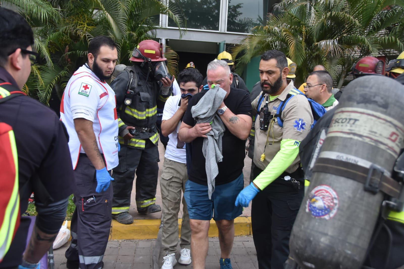 $!‘Abrí la puerta de mi departamento y vi humo’: vecina de edificio incendiado en el Tres Ríos