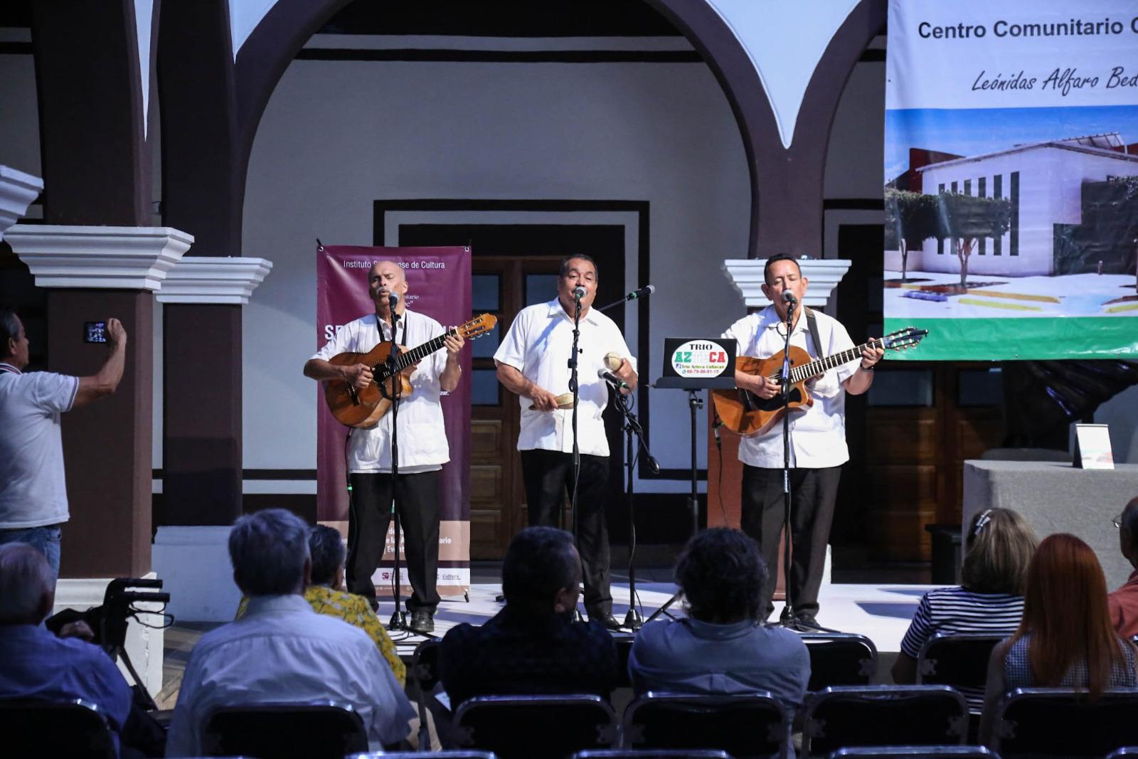$!El Trío Azteca tuvo una intervención musical durante la presentación.