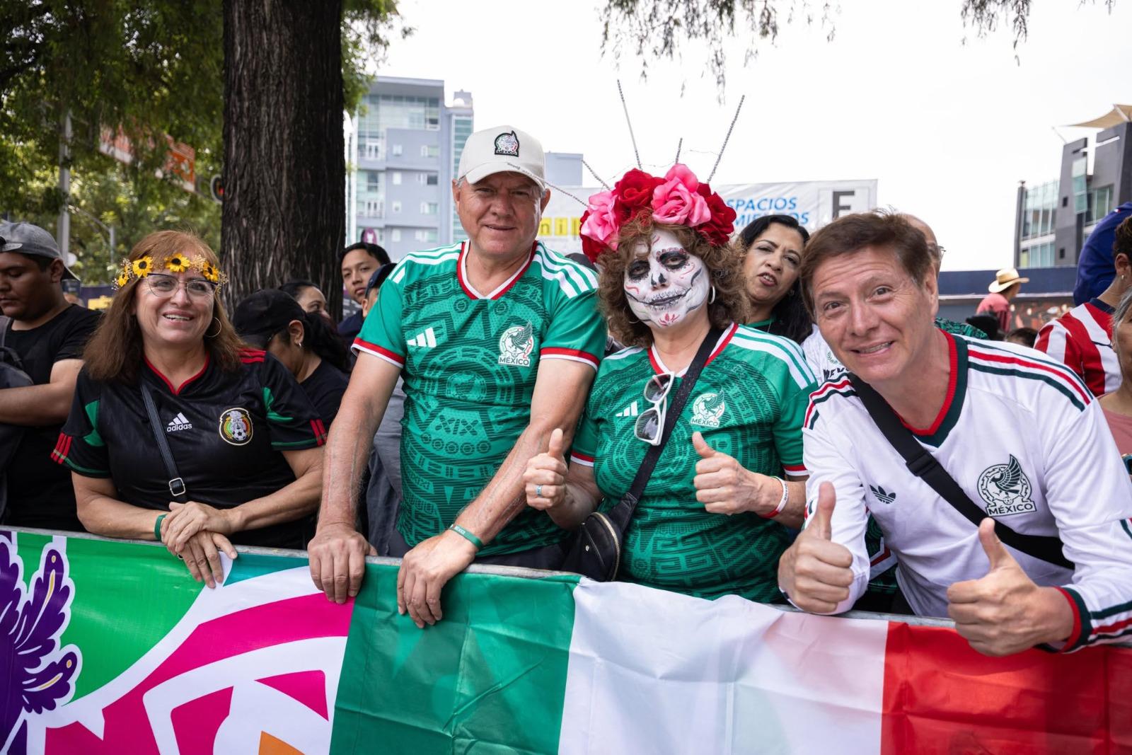 $!Entre danzas y carros alegóricos: turistas y aficionados ven el Desfile Mundialista sobre Paseo de la Reforma