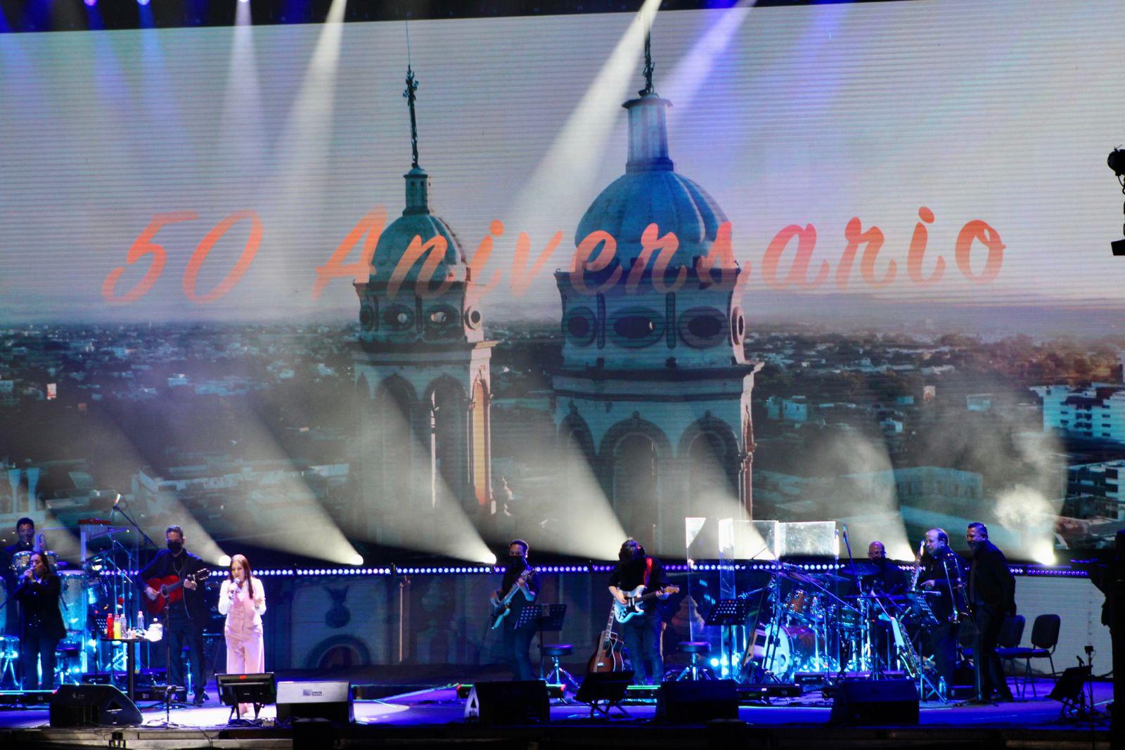 $!Ana Gabriel se veía feliz, disfrutando a la par que sus fieles seguidores.