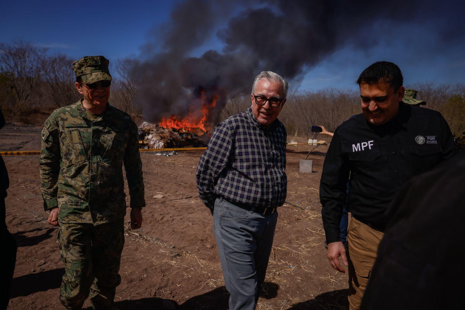 $!FGR incinera 2 toneladas de droga y objetos del delito; Gobernador de Sinaloa acude a la destrucción