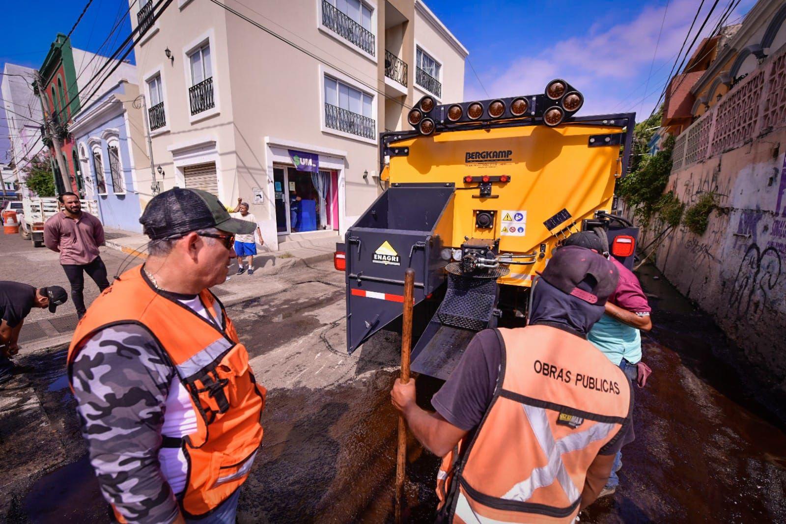 $!Empiezan a tapar los baches en Mazatlán con nueva maquinaria