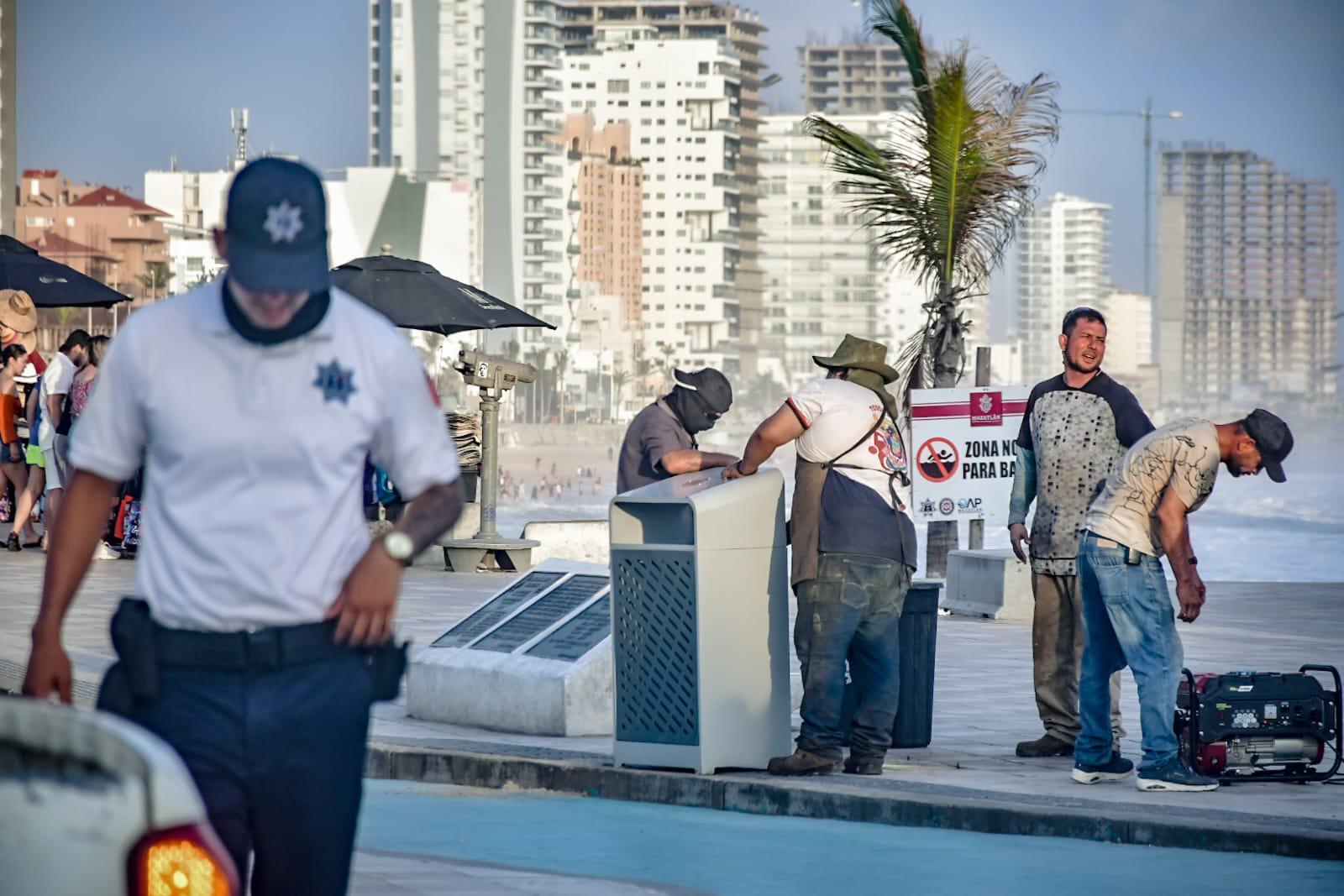 Instalan 100 nuevos contenedores de basura a lo largo del malecón