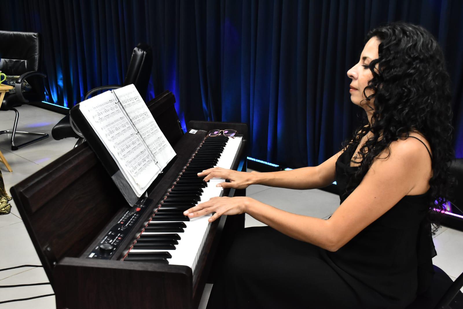 $!Lilia Valdespino desde el piano fue el hilo conductor que brindó estructura y elegancia a cada pieza.