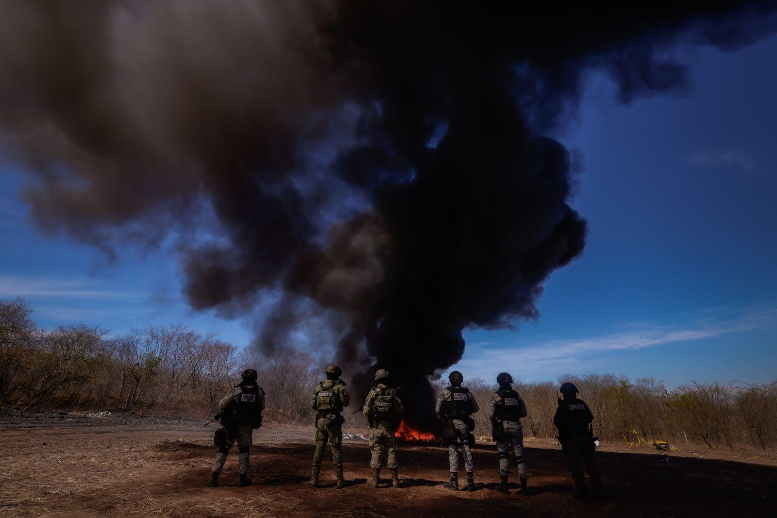 $!FGR incinera 2 toneladas de droga y objetos del delito; Gobernador de Sinaloa acude a la destrucción