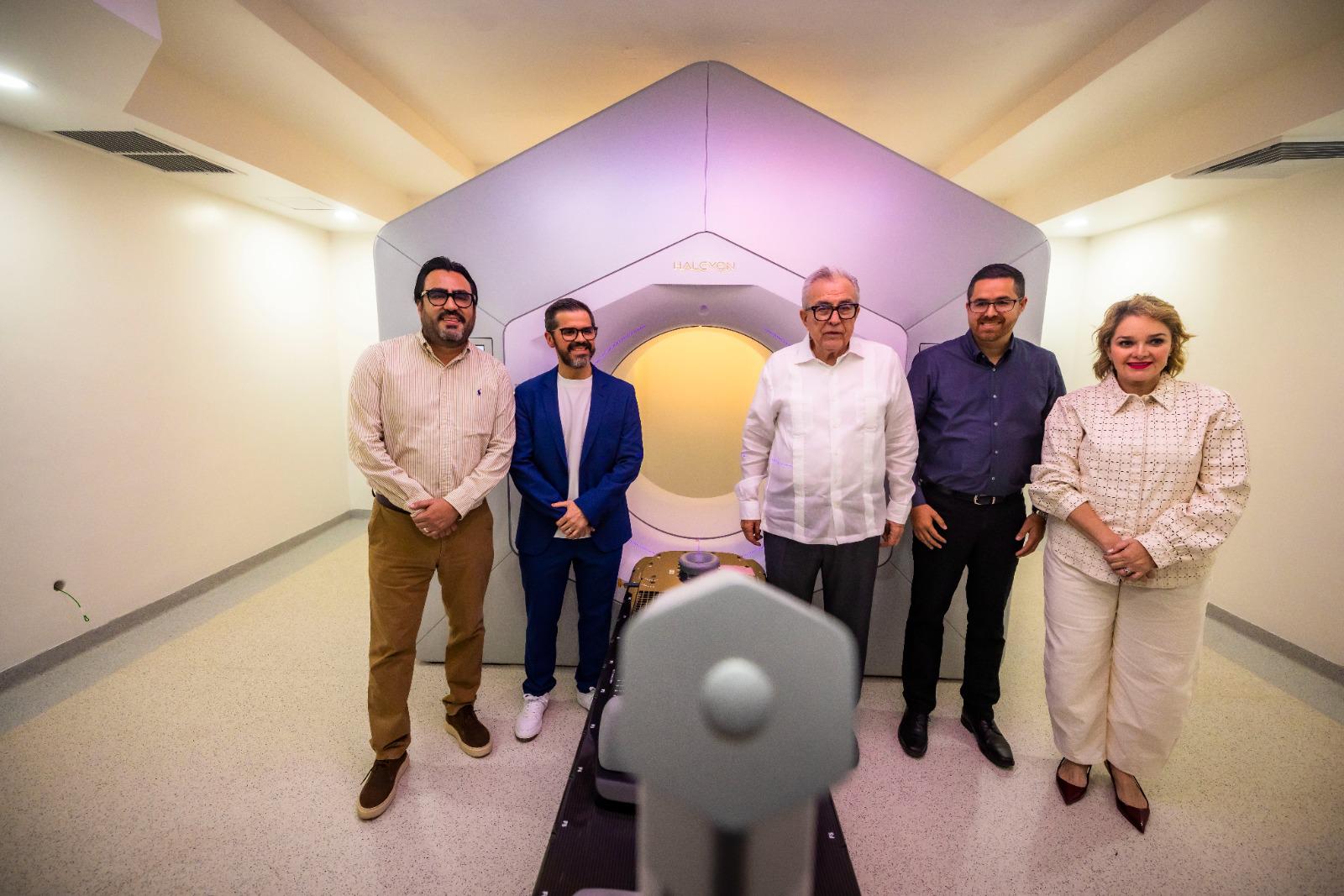 $!Rocha Moya inaugura en Culiacán el Centro Estatal de Radioterapia