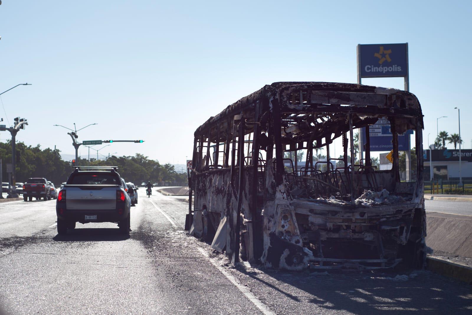 $!Varios vehículos quemados aún permanecen en las calles de Culiacán