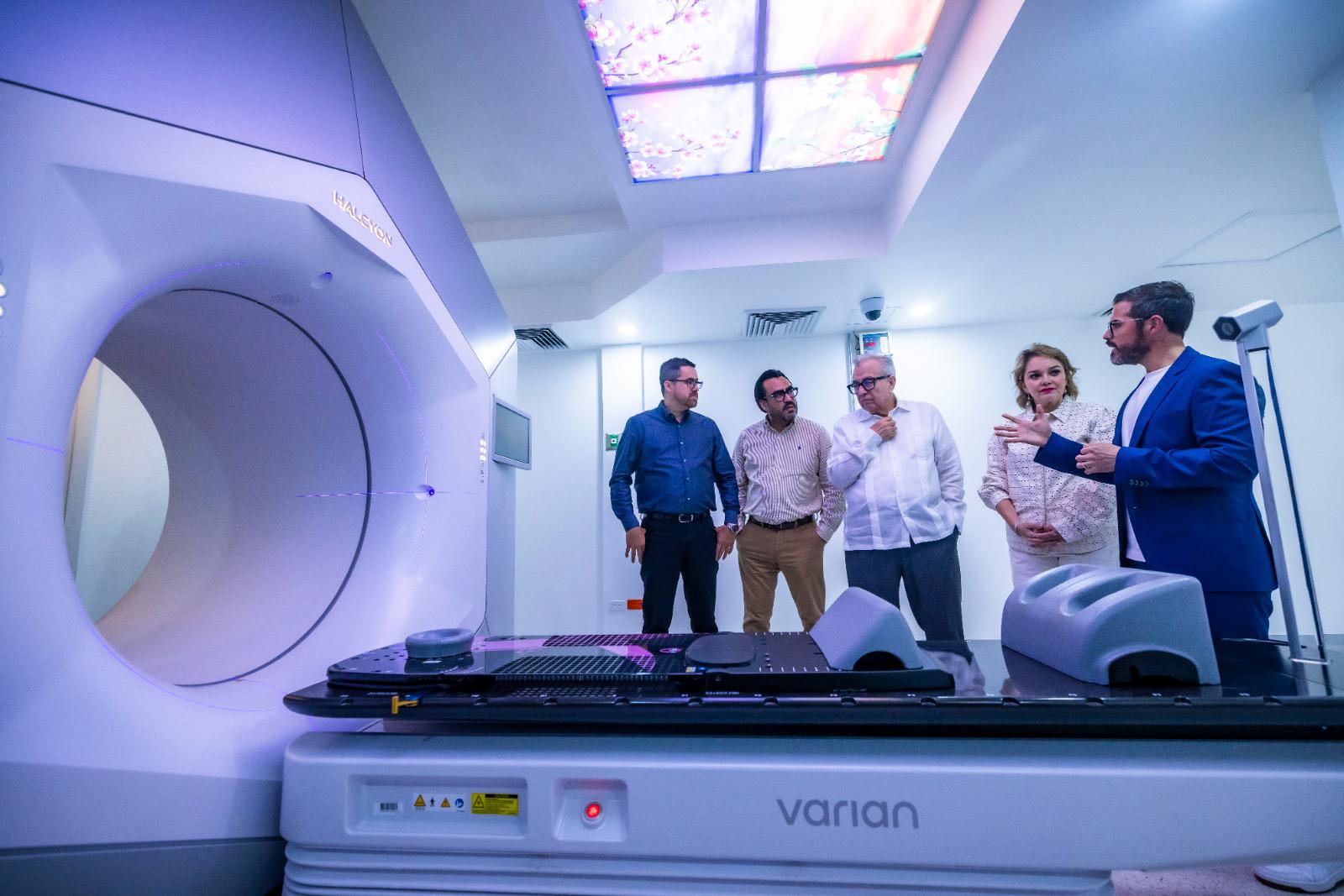 $!Rocha Moya inaugura en Culiacán el Centro Estatal de Radioterapia